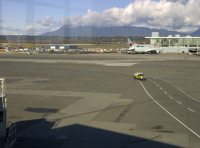 YVR, mountains to north