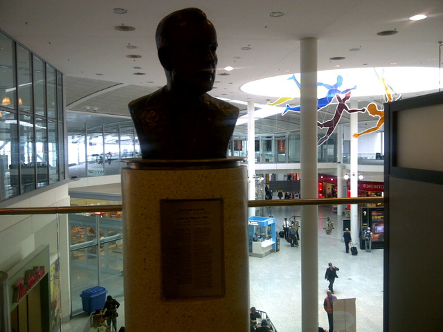 Bronze of Lester B. Pearson by Niilo Kalerno Kallio, Toronto Pearson Airport, Terminal 1
